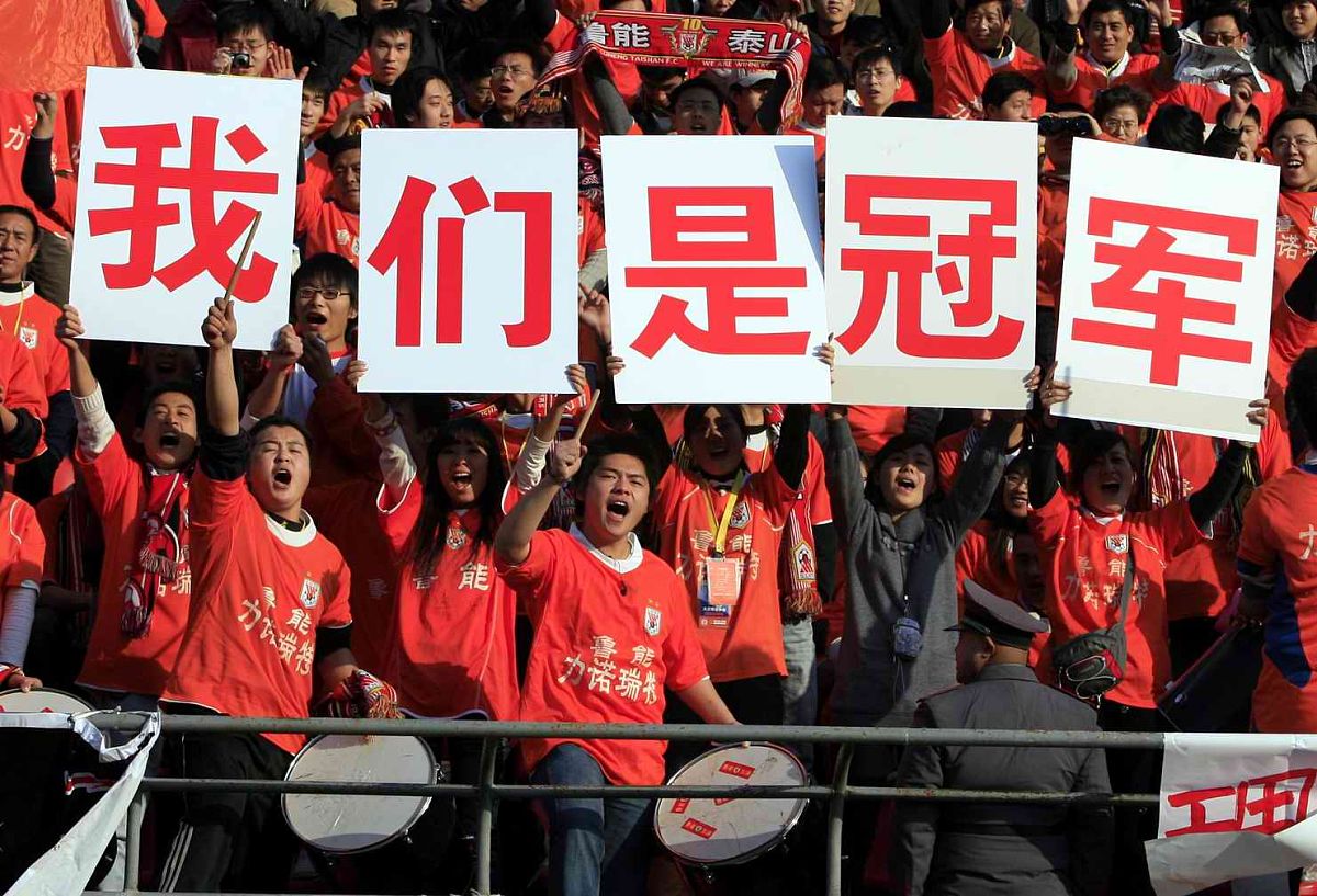 足球大国交锋，全力以赴争夺胜利