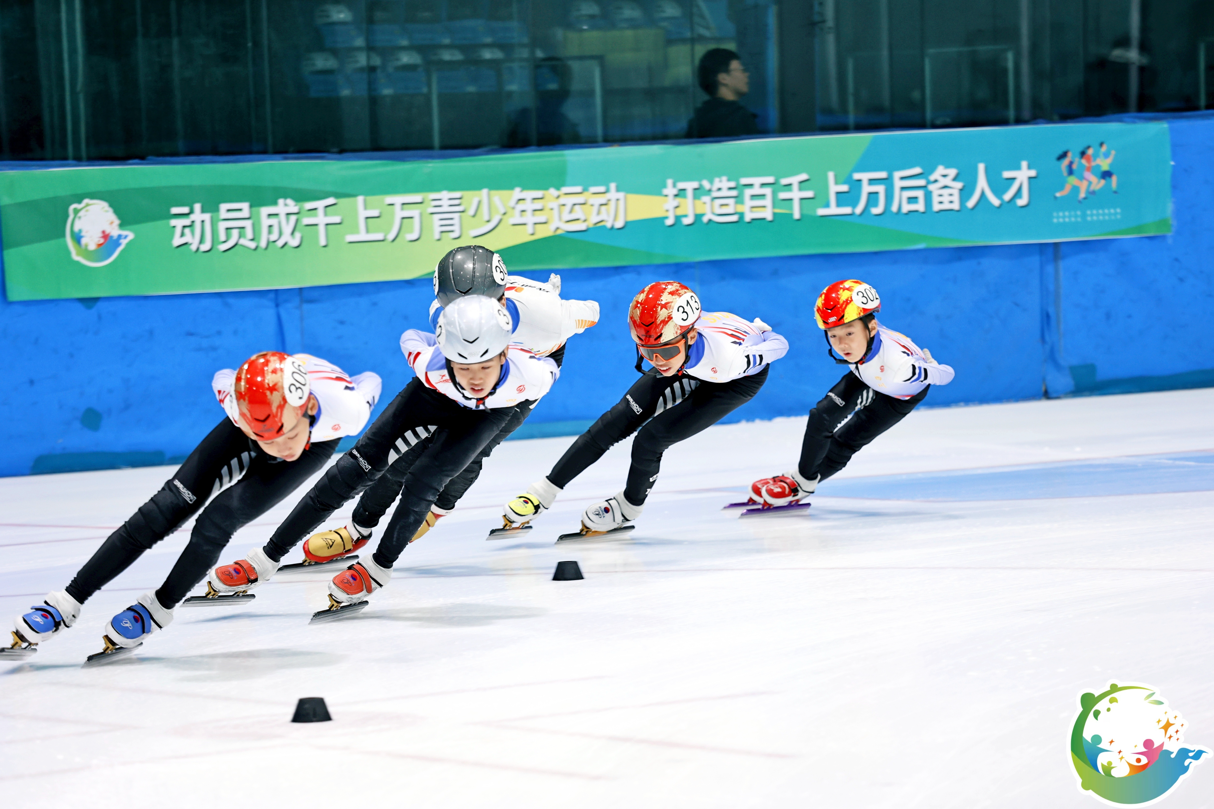 短道速滑赛程惊险刺激，选手竞技水平高